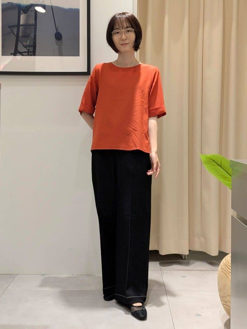 なめさんの「THE SHOP TK｜麻調メッシュブラウス【二の腕カバー/洗える】」を使ったコーディネート