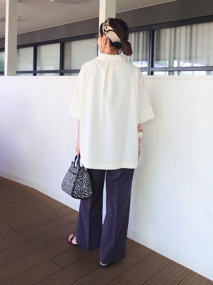 MUTSUKOさんの「UNTITLED｜【UVカット/接触冷感/吸水速乾/ゆったり】V開きネックシャツ」を使ったコーディネート