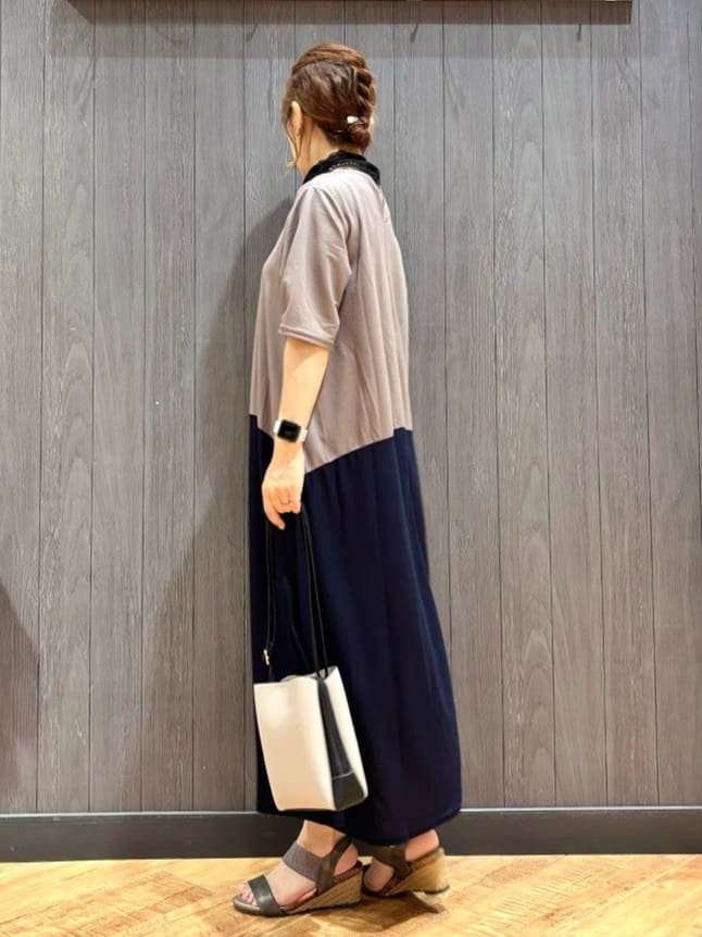 meiさんの「SHOO･LA･RUE｜【ひんやり/体型カバー】さらりと着られる バイカラーAラインワンピース」を使ったコーディネート