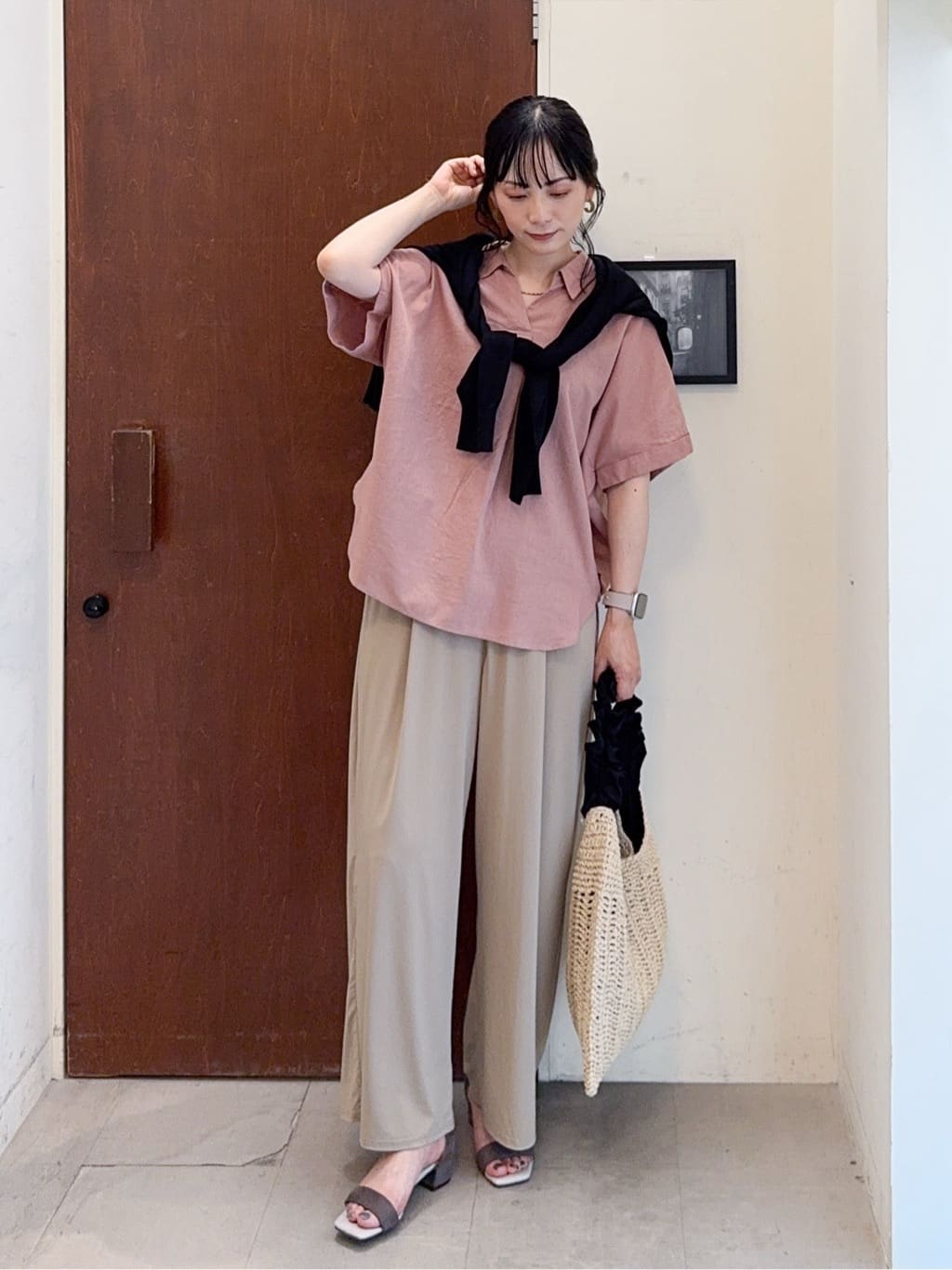 𝐇𝐢𝐫𝐨𝐦𝐢さんの「SHOO･LA･RUE｜【S-LL/UV/接触冷感/抗菌防臭】体型を自然にカバー フレンチリネンブレンド襟付ドルマンシャツ」を使ったコーディネート