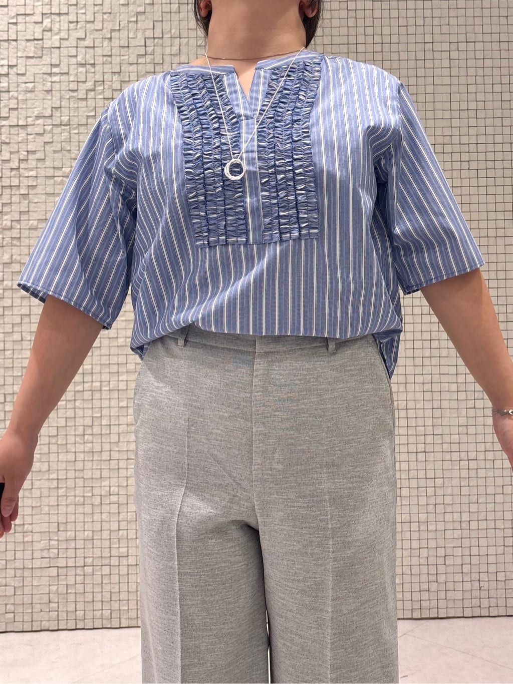 MEGUMIさんの「INDIVI｜【洗える】胸元タックフリルブラウス」を使ったコーディネート