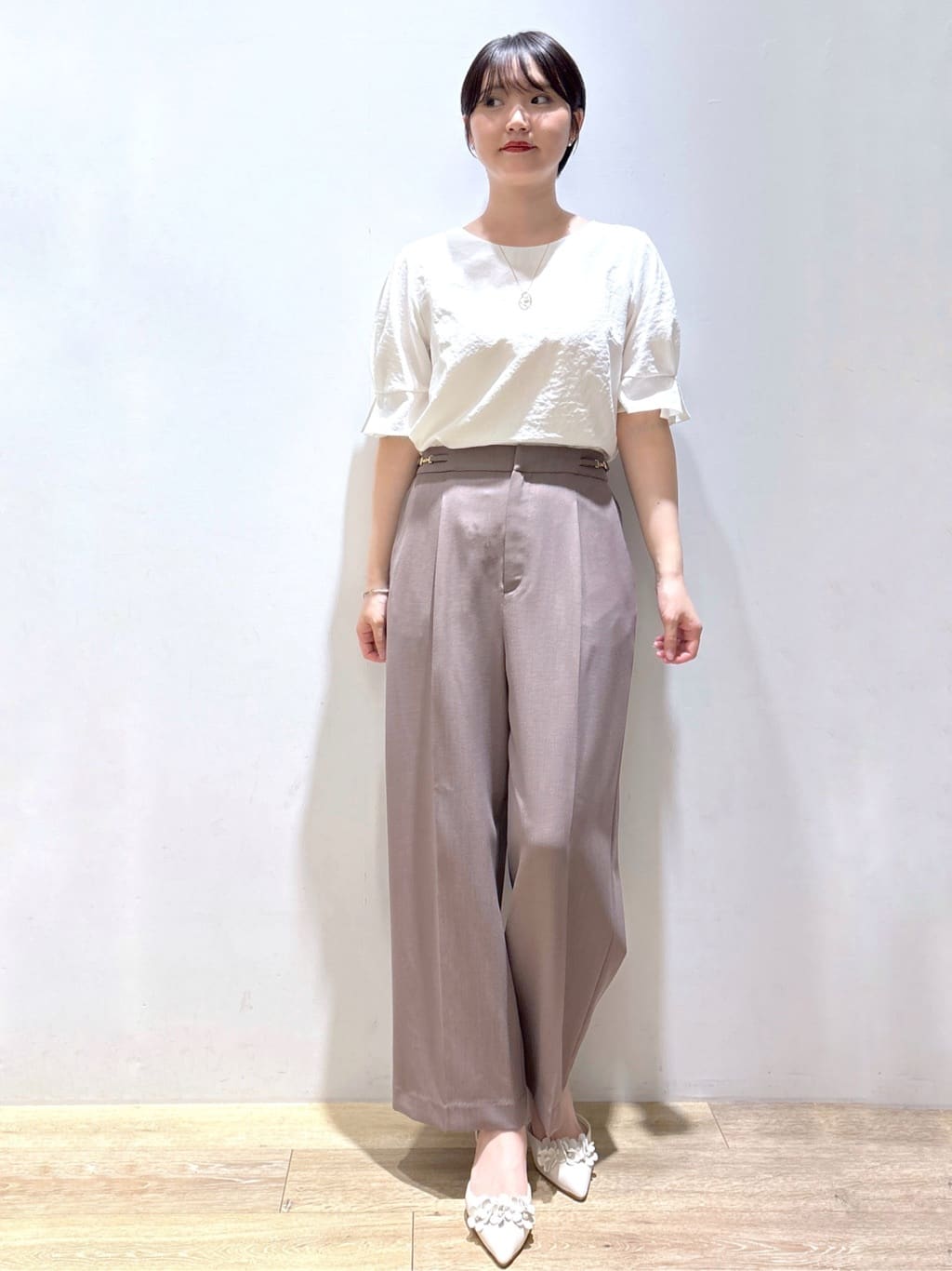 mizukiさんの「index｜《8色展開／XS-LLサイズ》タックパフスリーブブラウス【洗濯機洗い可／吸水速乾／防シワ／抗ピル】」を使ったコーディネート