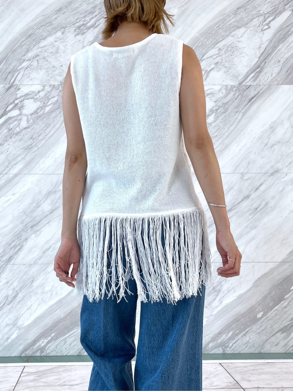 Harukaさんの「INDIVI｜スリーブレスフリンジニット」を使ったコーディネート