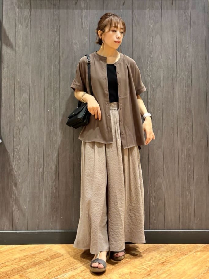 meiさんの「SHOO･LA･RUE｜【洗える/プチプラ】大人の抜け感をプラスする バンドカラーシャツ」を使ったコーディネート
