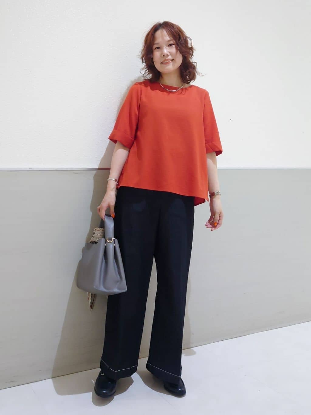 maruさんの「THE SHOP TK｜麻調メッシュブラウス【二の腕カバー/洗える】」を使ったコーディネート