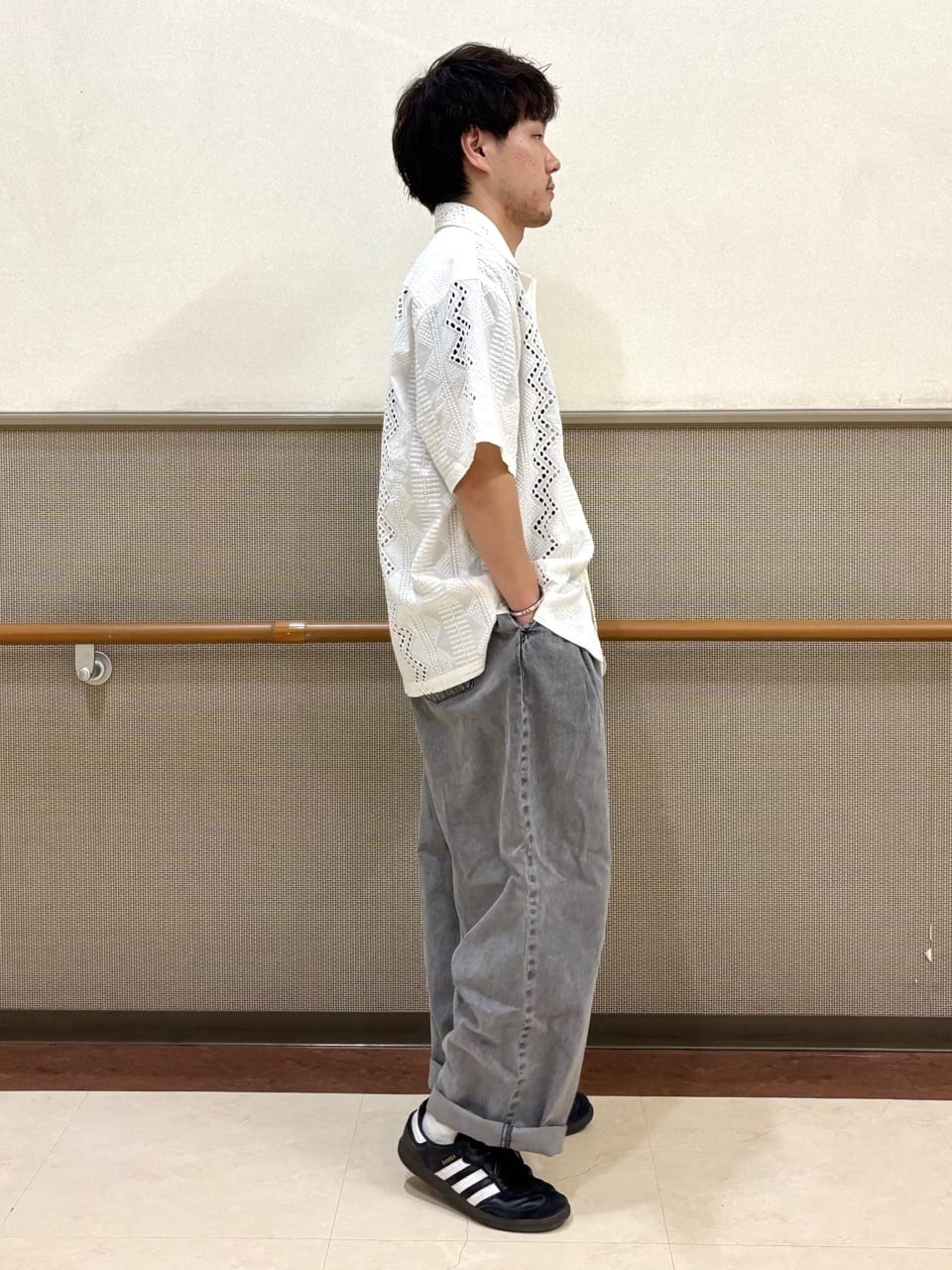 タニさんの「THE SHOP TK｜ツータックワイドデニムパンツ」を使ったコーディネート