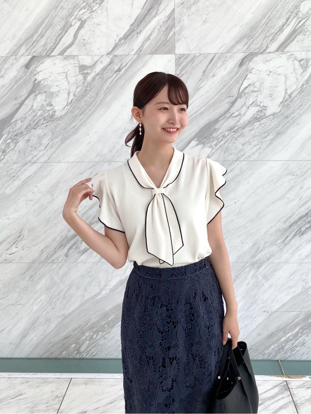 みさかさんの「index｜フレアスリーブボウタイニット【洗濯機洗い可／接触冷感／抗ピル】」を使ったコーディネート