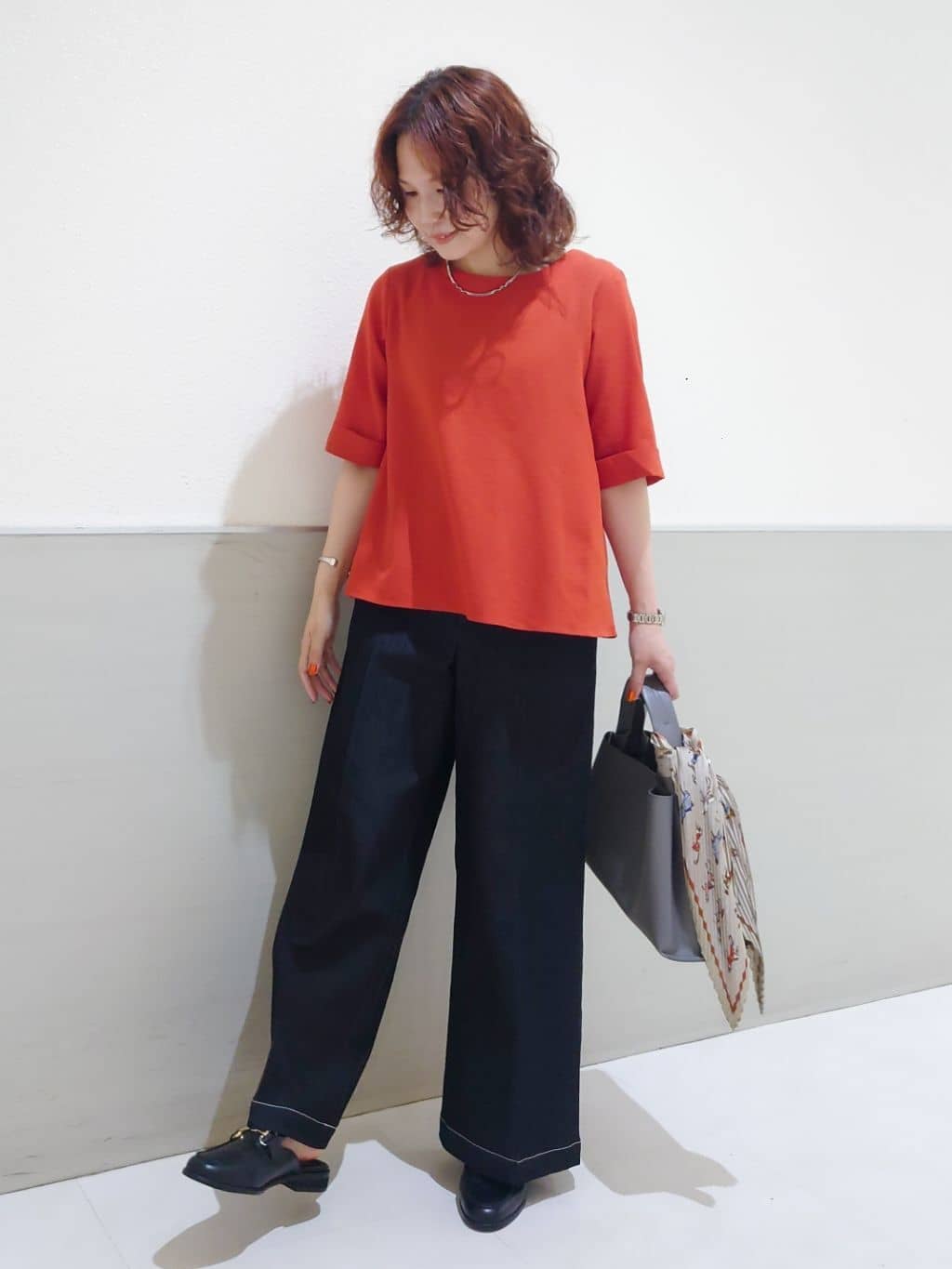maruさんの「THE SHOP TK｜麻調メッシュブラウス【二の腕カバー/洗える】」を使ったコーディネート