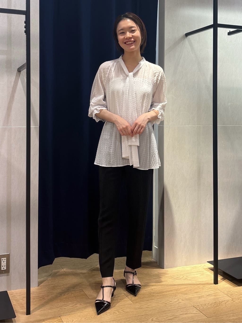 kanaeさんの「INDIVI｜【洗える／シャーリング素材】ボリューム袖エアリーブラウス」を使ったコーディネート
