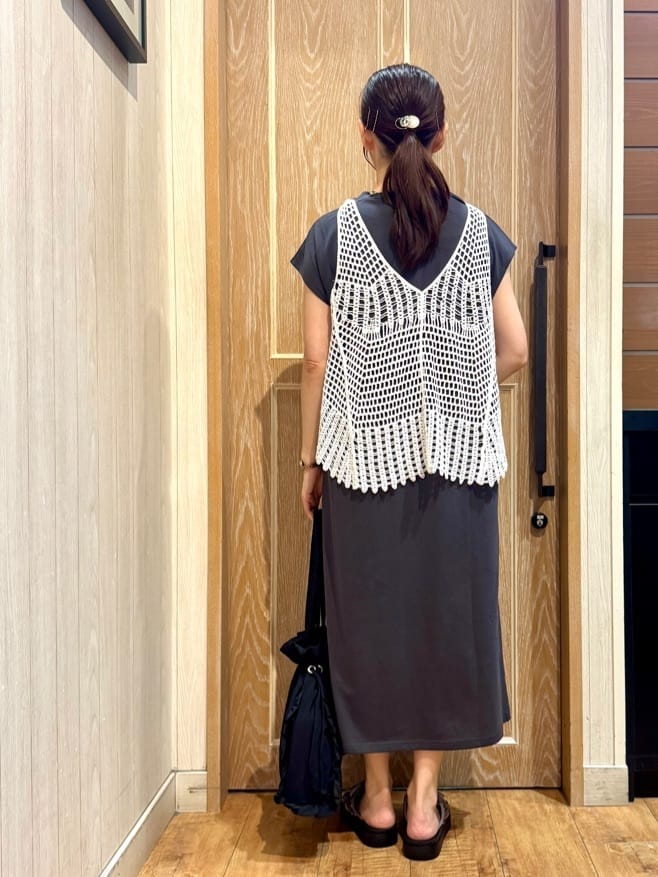 KAORIさんの「SHOO･LA･RUE｜【2点セット】クロシェ編みレースベスト＋Tシャツワンピースセット」を使ったコーディネート
