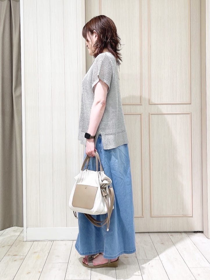 kaneさんの「SHOO･LA･RUE｜◆【S-LL/2点セット】大人ナチュラルな メッシュ編みニット+タンクトップ」を使ったコーディネート