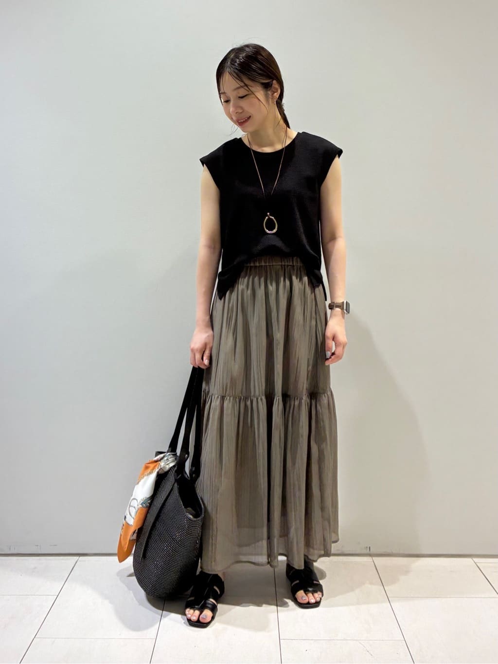 KAOさんの「INDIVI｜【2点セット／着回し◎】ノースリーブ＆ティアードスカート カセット服」を使ったコーディネート