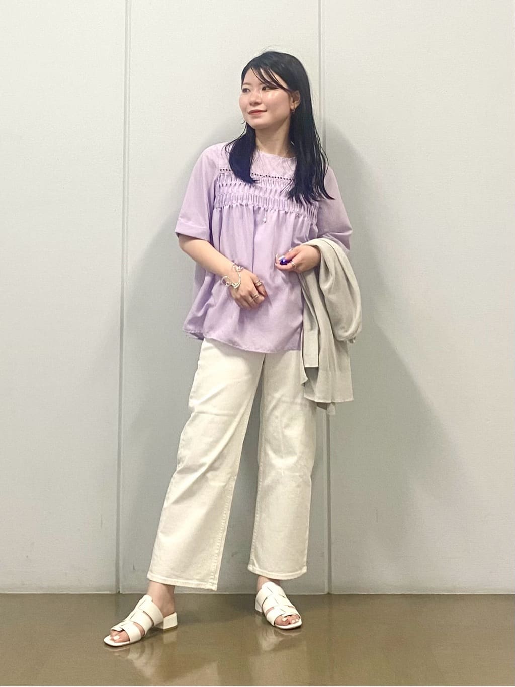 misakiさんの「INDIVI｜【褒められデニム】ワイドストレート デニムパンツ」を使ったコーディネート