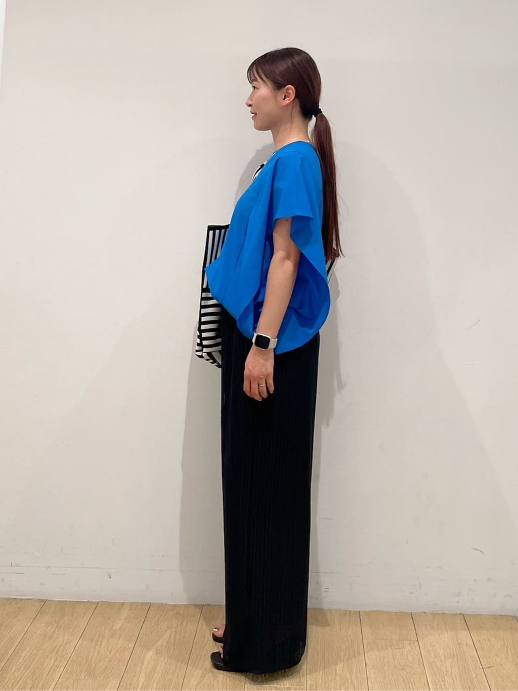 maiさんの「INDIVI｜【選べる柄／WEB限定カラー】ビッグニットバッグ」を使ったコーディネート