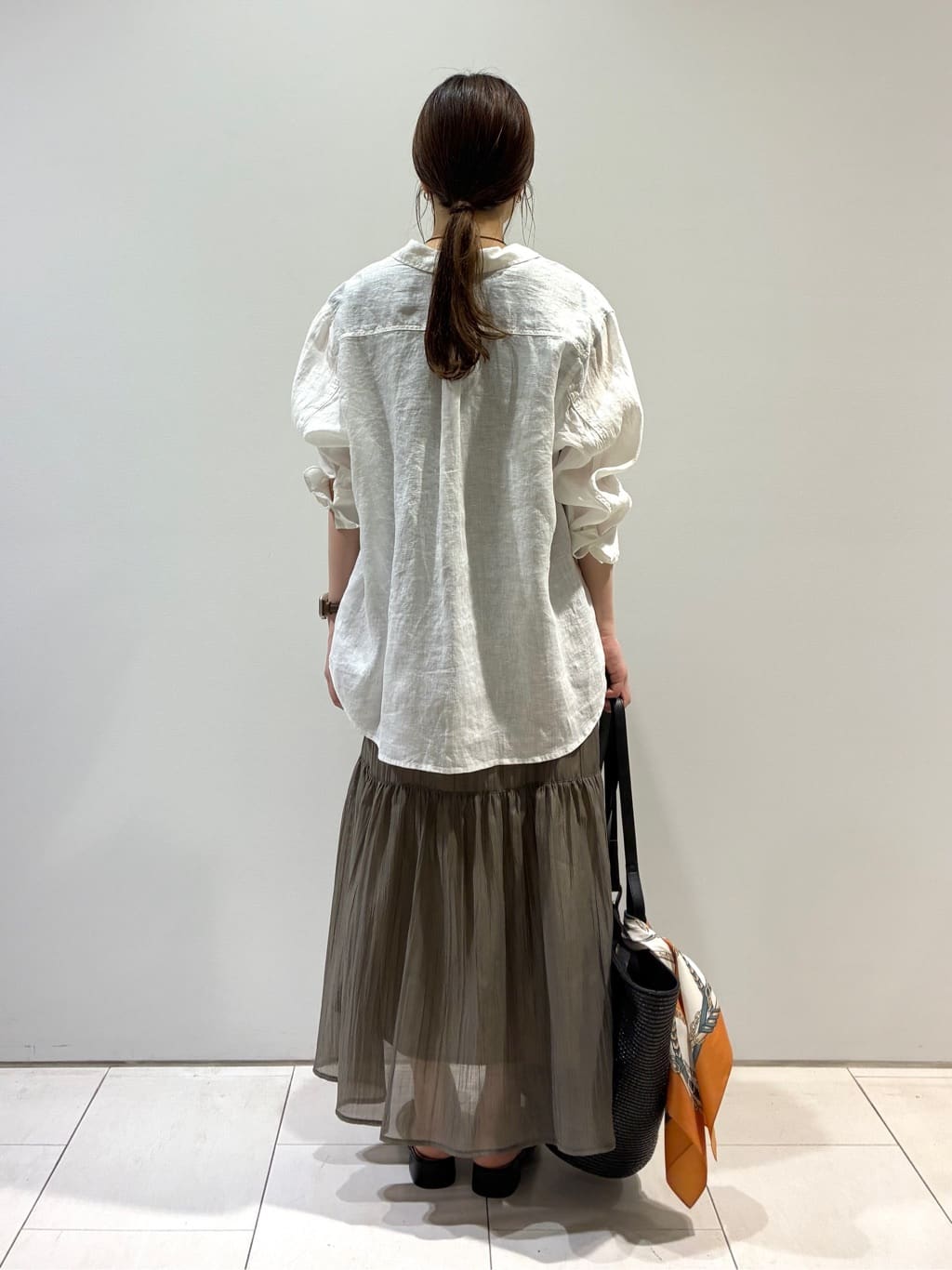 KAOさんの「INDIVI｜【2点セット／着回し◎】ノースリーブ＆ティアードスカート カセット服」を使ったコーディネート