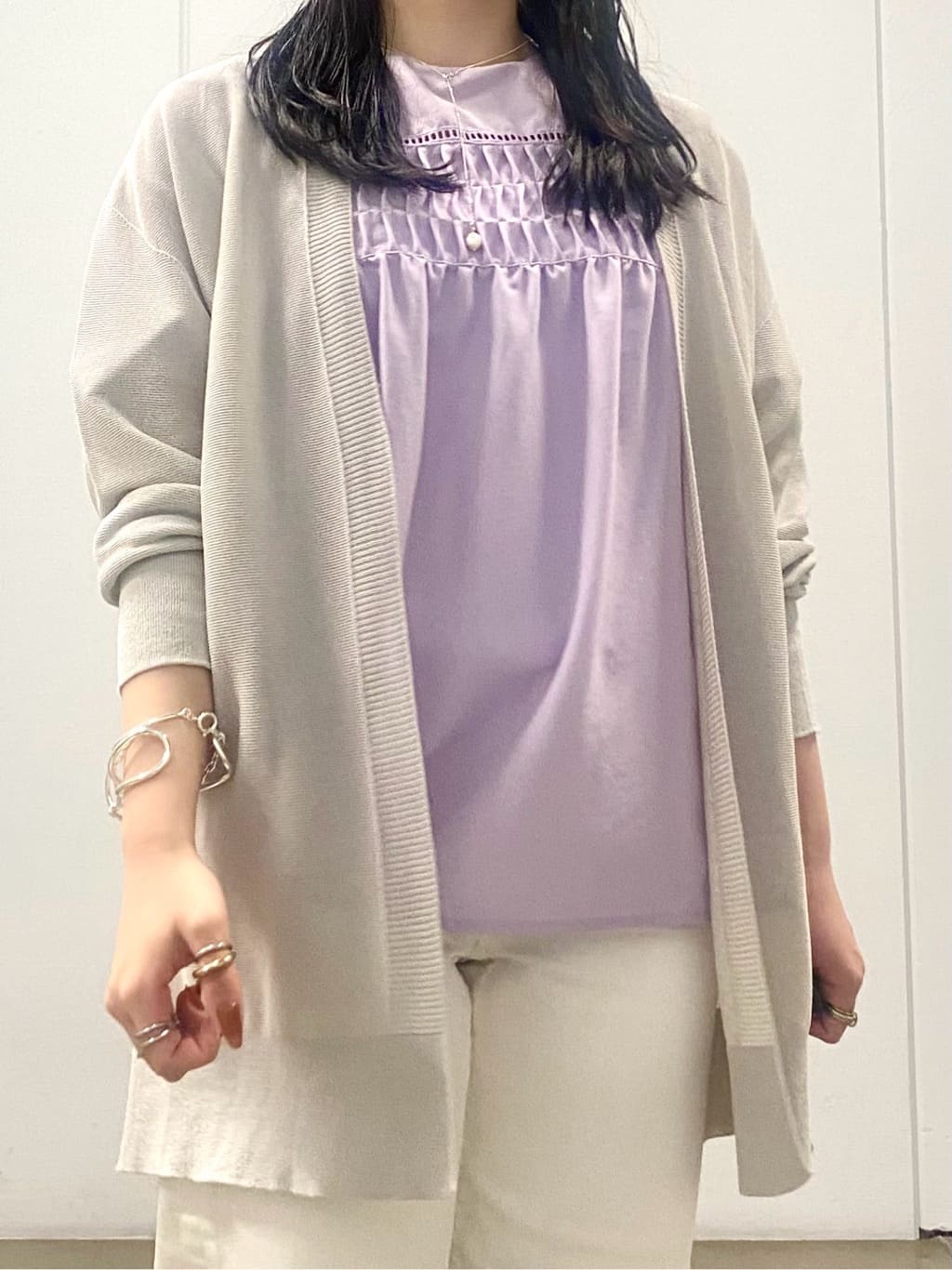 misakiさんの「INDIVI｜【褒められデニム】ワイドストレート デニムパンツ」を使ったコーディネート