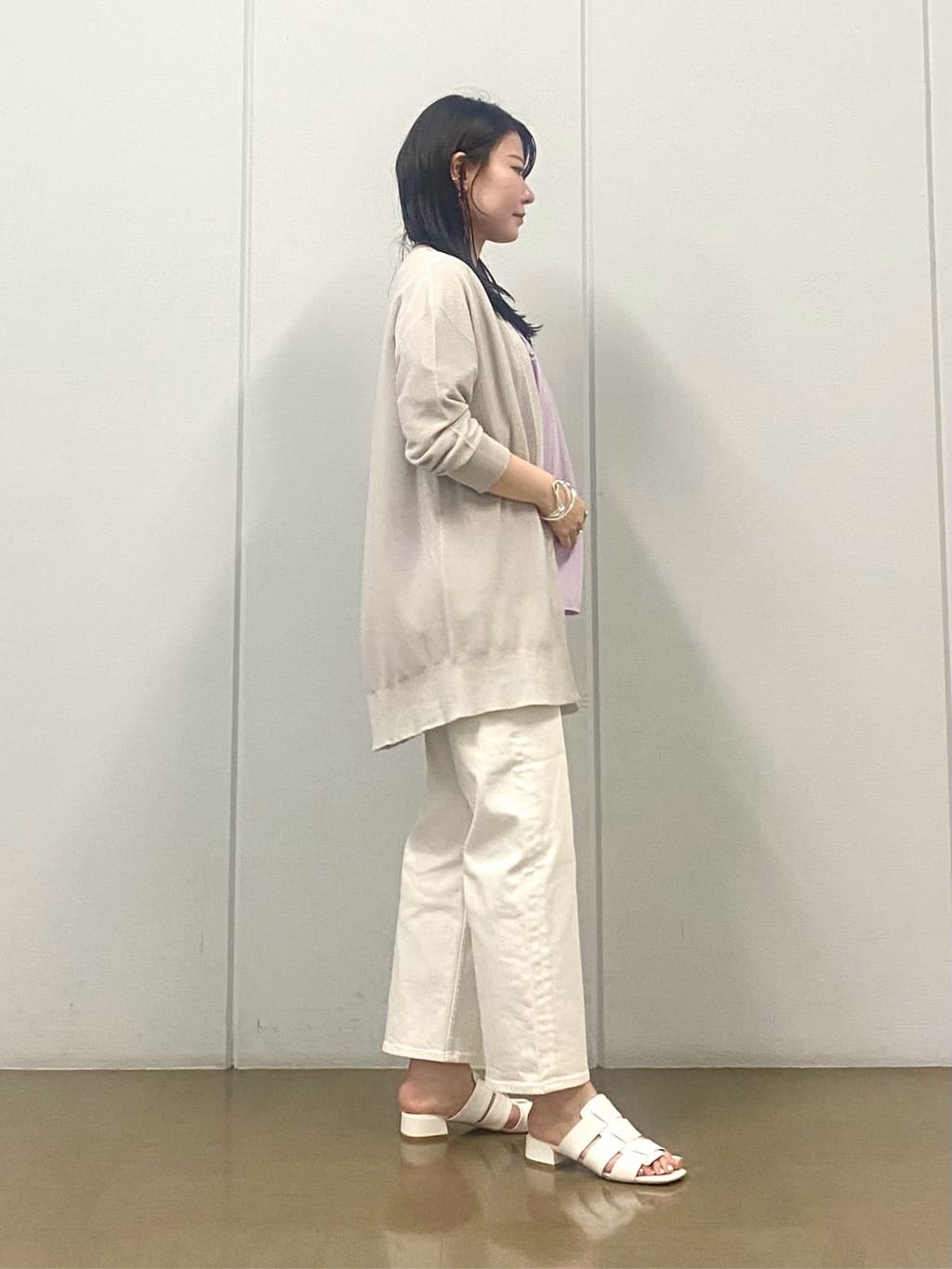misakiさんの「INDIVI｜【褒められデニム】ワイドストレート デニムパンツ」を使ったコーディネート