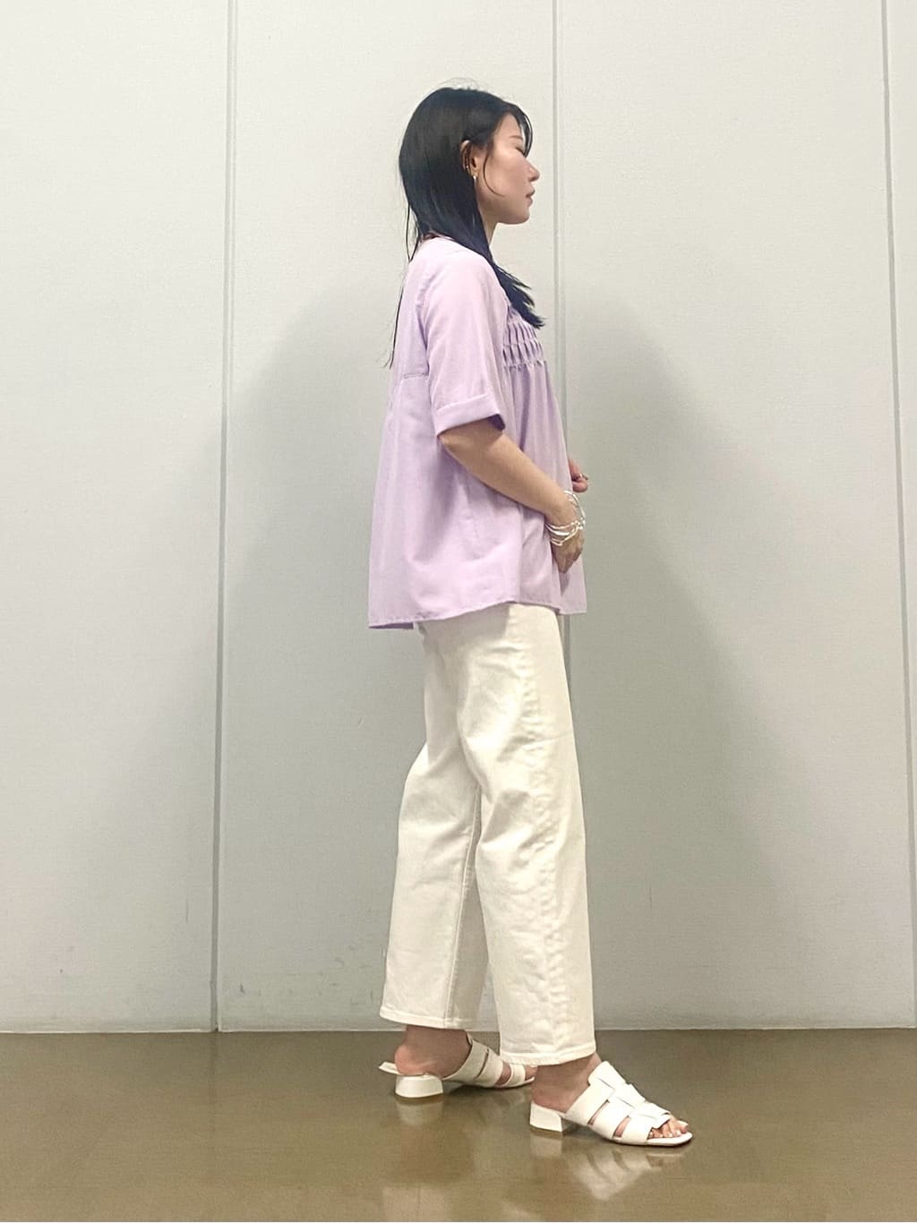 misakiさんの「INDIVI｜【褒められデニム】ワイドストレート デニムパンツ」を使ったコーディネート