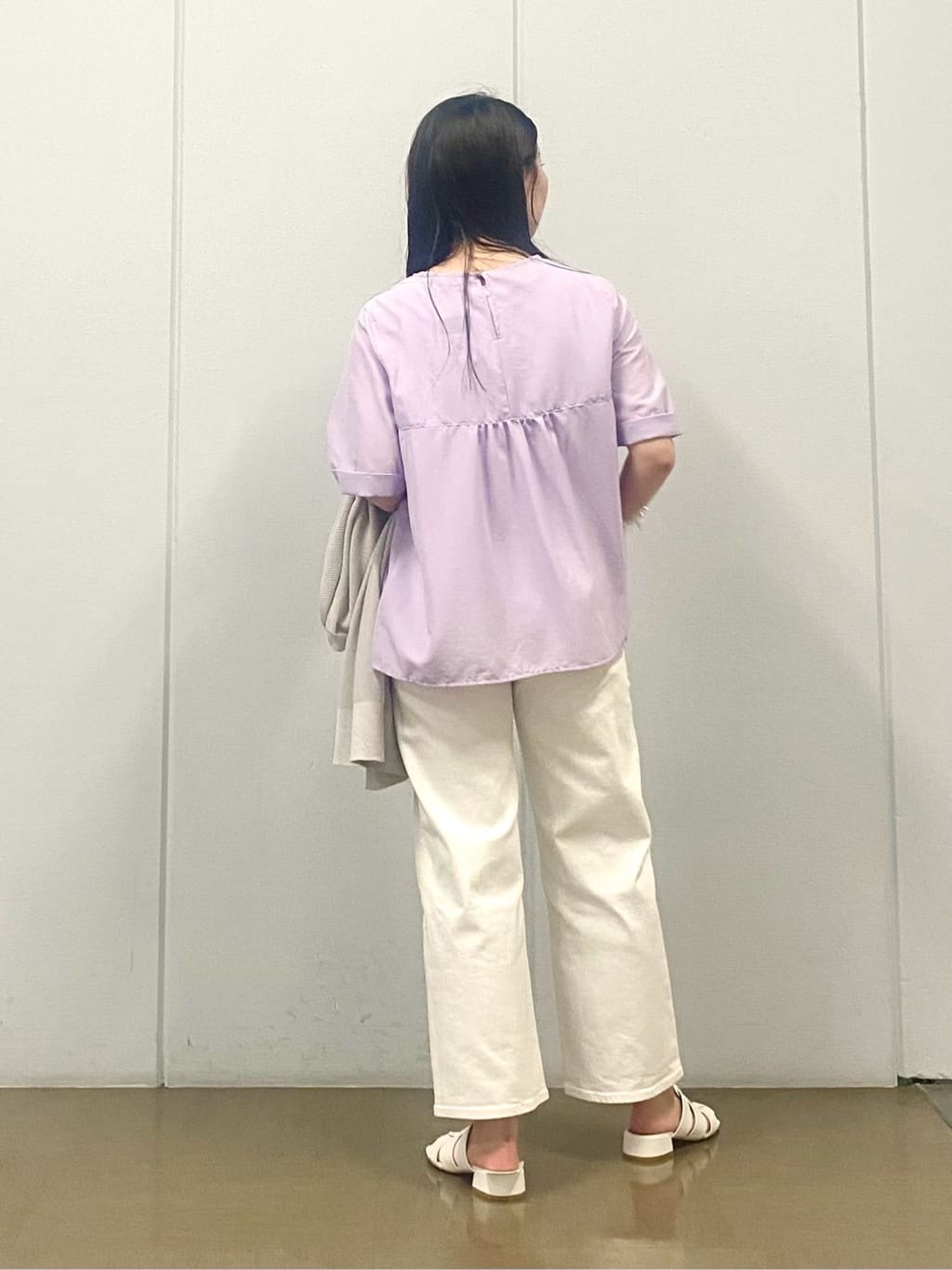 misakiさんの「INDIVI｜【褒められデニム】ワイドストレート デニムパンツ」を使ったコーディネート