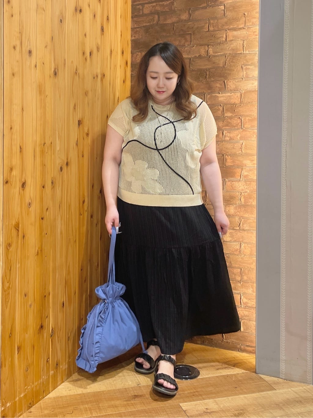 Risaさんの「SHOO･LA･RUE｜【S-LL】後ろ姿も抜かりなく 1枚でサマ見え ティアードワンピース」を使ったコーディネート