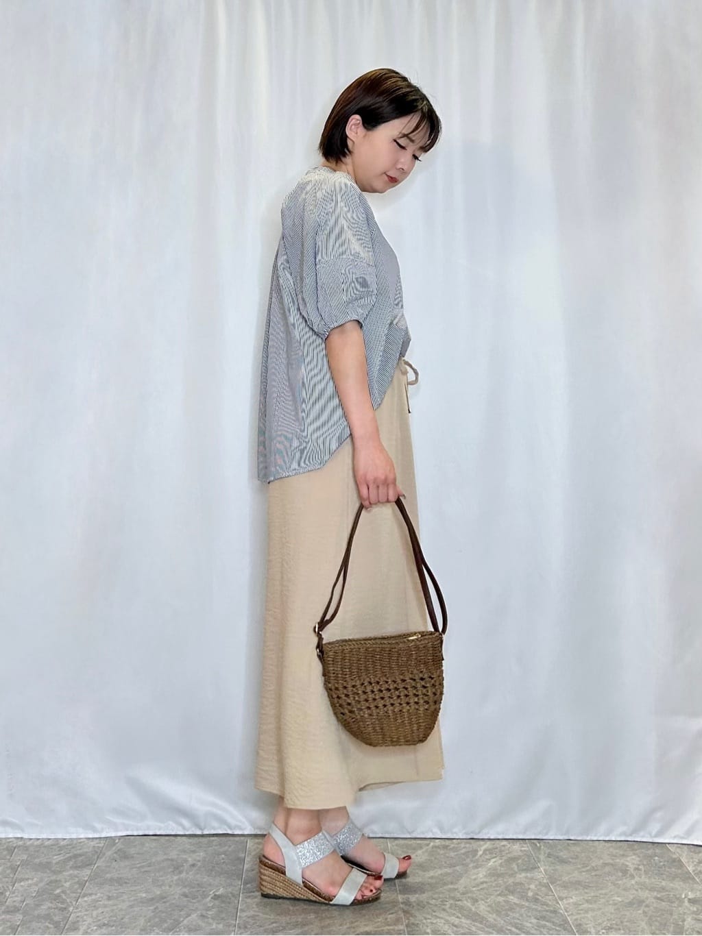ネリさんの「SHOO･LA･RUE｜【S-LL/ひんやり】さらっとタッチできれい見え ピンタックスカーチョ」を使ったコーディネート
