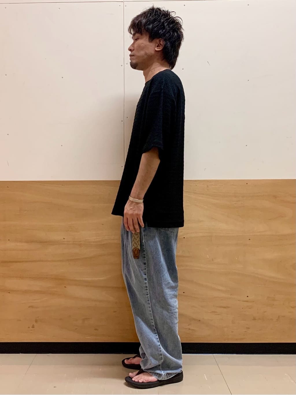 MATUさんの「THE SHOP TK｜ツータックワイドデニムパンツ」を使ったコーディネート