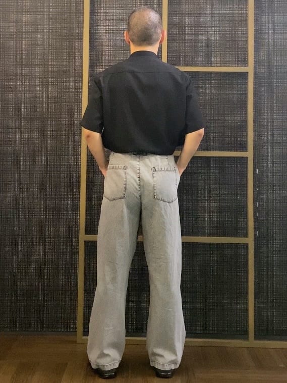くらさんの「THE SHOP TK｜ツータックワイドデニムパンツ」を使ったコーディネート