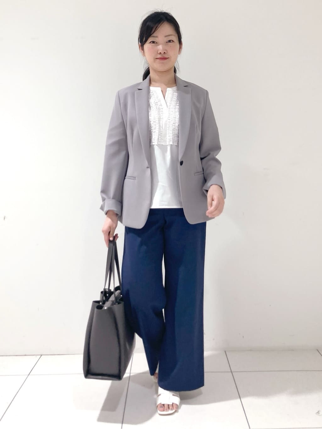 momokoさんの「INDIVI｜【洗える】胸元タックフリルブラウス」を使ったコーディネート