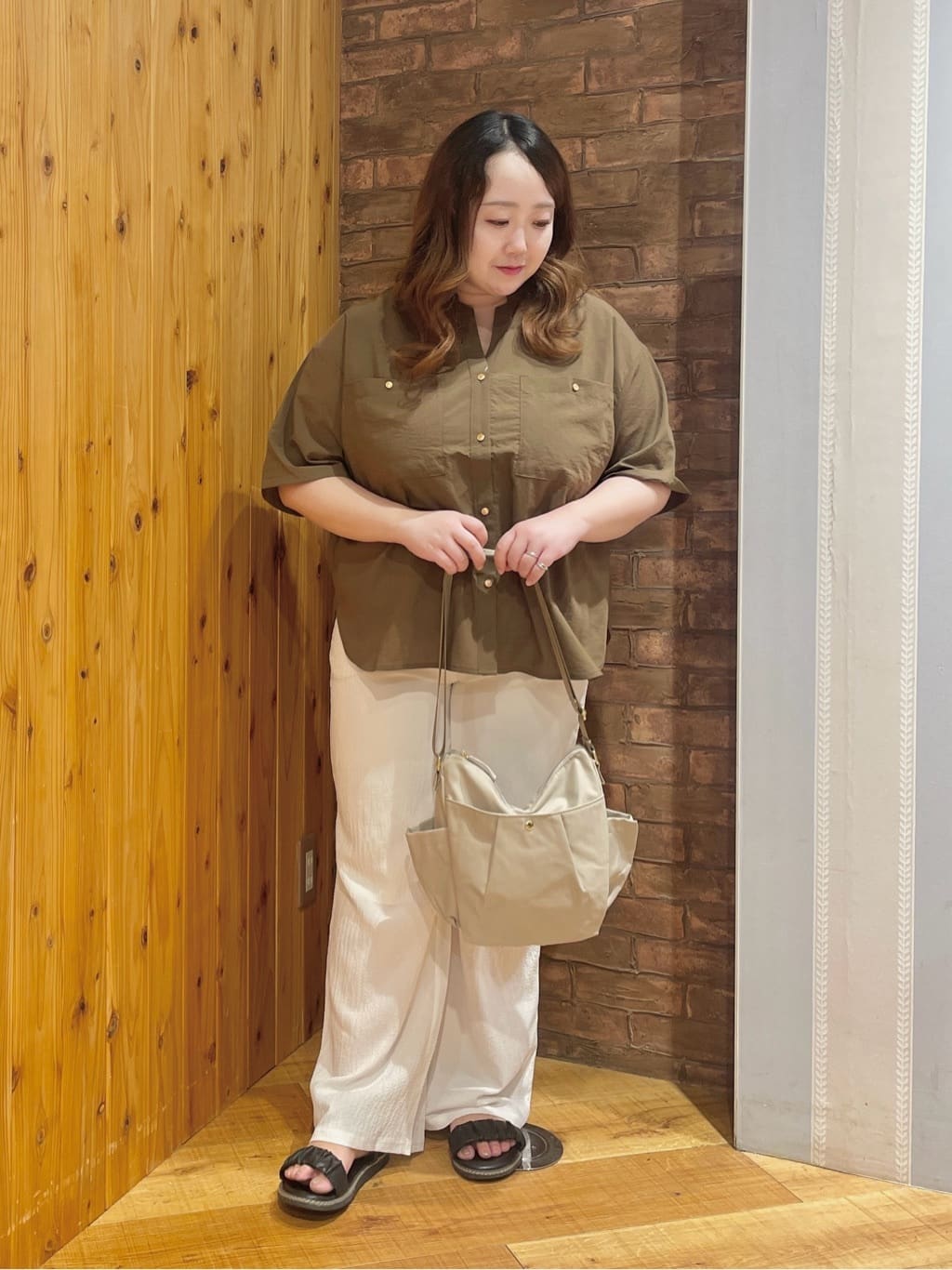 Risaさんの「SHOO･LA･RUE｜【S-LL/セットアップ可】リラックスカジュアルに ぽこぽこイージーパンツ」を使ったコーディネート
