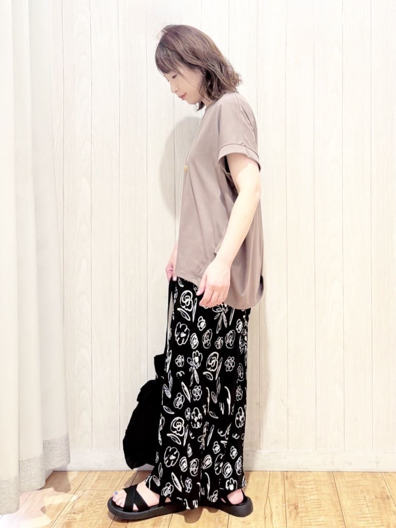 あいこさんの「SHOO･LA･RUE｜【S-LL/汗ジミ軽減/ひんやり/UV】体型カバーに タック入りドルマントップス」を使ったコーディネート