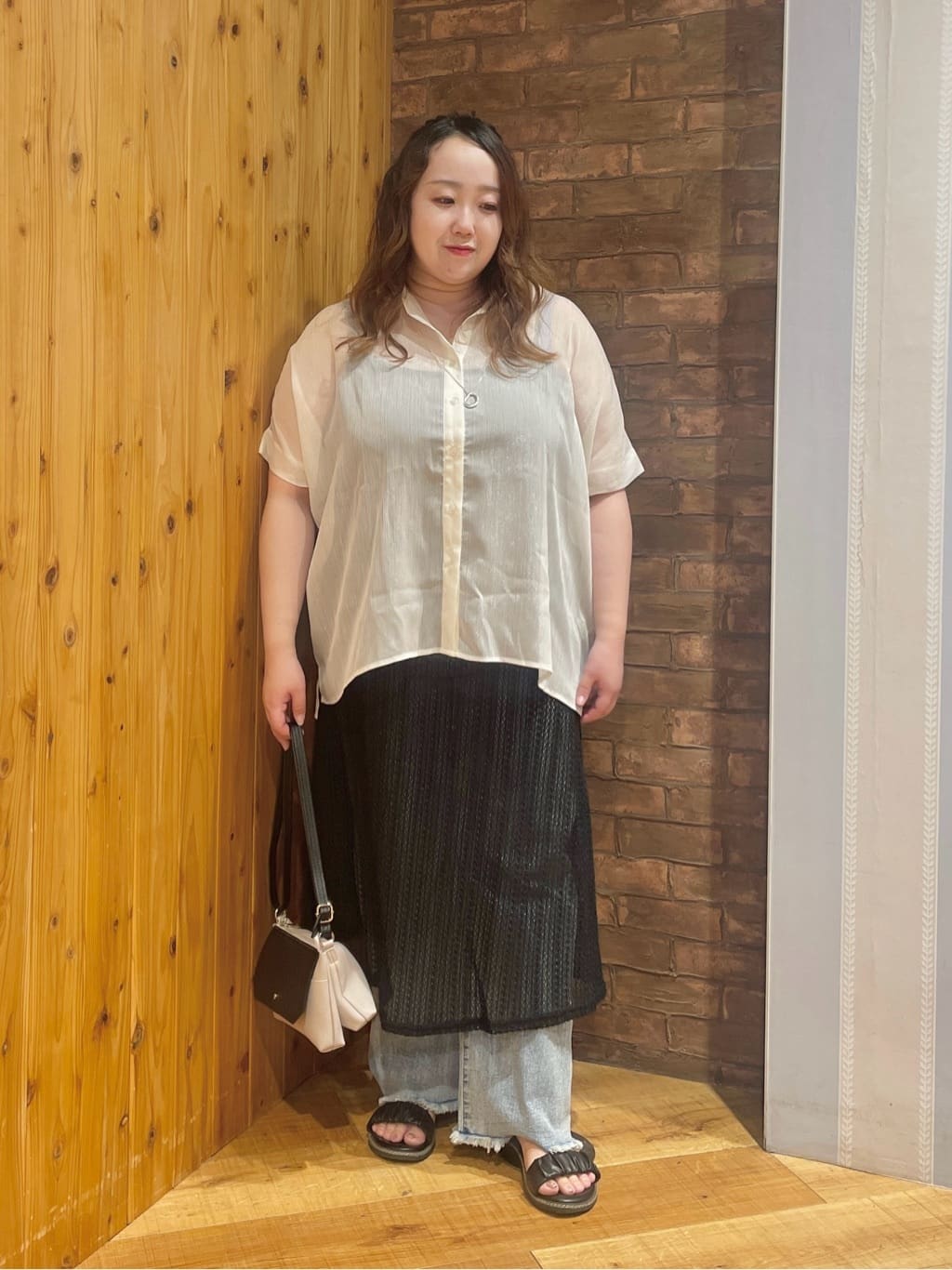 Risaさんの「SHOO･LA･RUE｜大人のシアー感 ラメが華やかな楊柳ポンチョシャツ」を使ったコーディネート