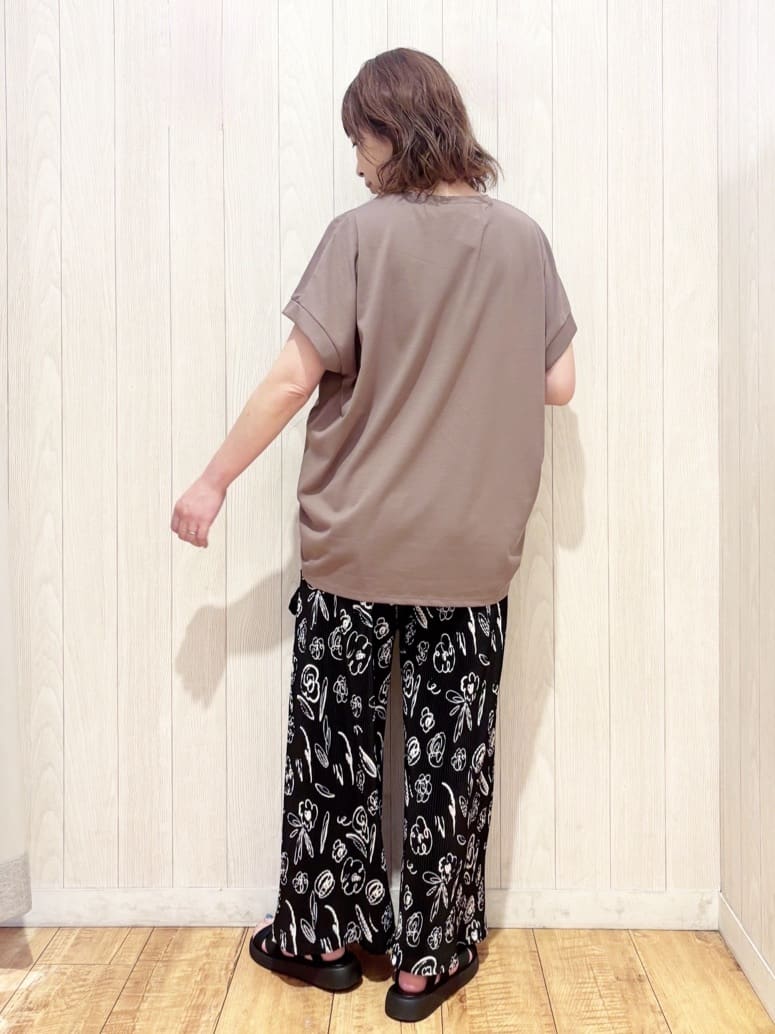あいこさんの「SHOO･LA･RUE｜【S-LL/汗ジミ軽減/ひんやり/UV】体型カバーに タック入りドルマントップス」を使ったコーディネート