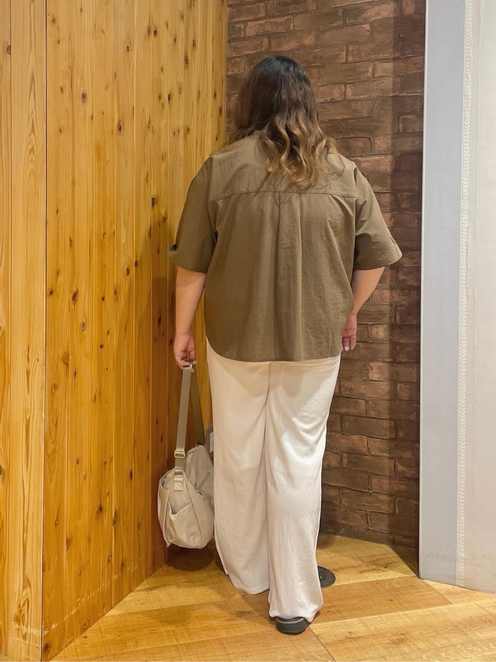 Risaさんの「SHOO･LA･RUE｜【S-LL/セットアップ可】リラックスカジュアルに ぽこぽこイージーパンツ」を使ったコーディネート