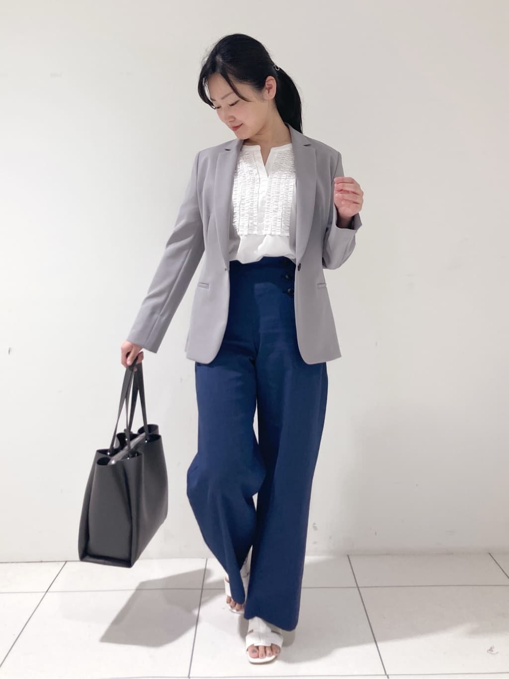 momokoさんの「INDIVI｜【洗える】胸元タックフリルブラウス」を使ったコーディネート