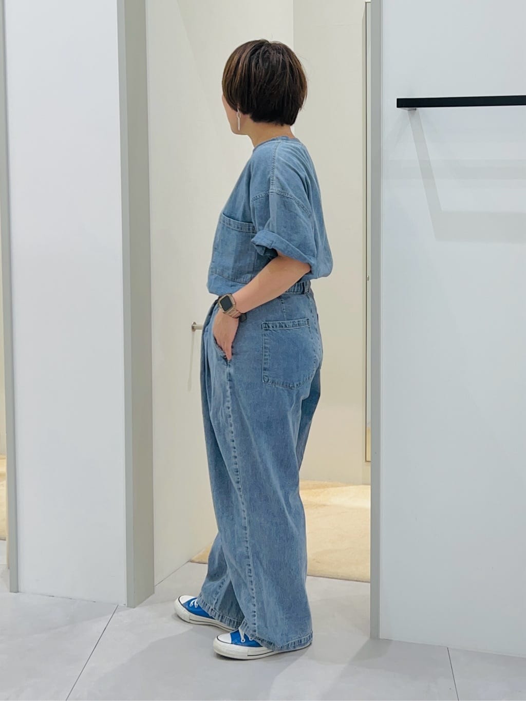タナさんの「THE SHOP TK｜ライトデニム半袖Tシャツ【洗濯機OK】」を使ったコーディネート