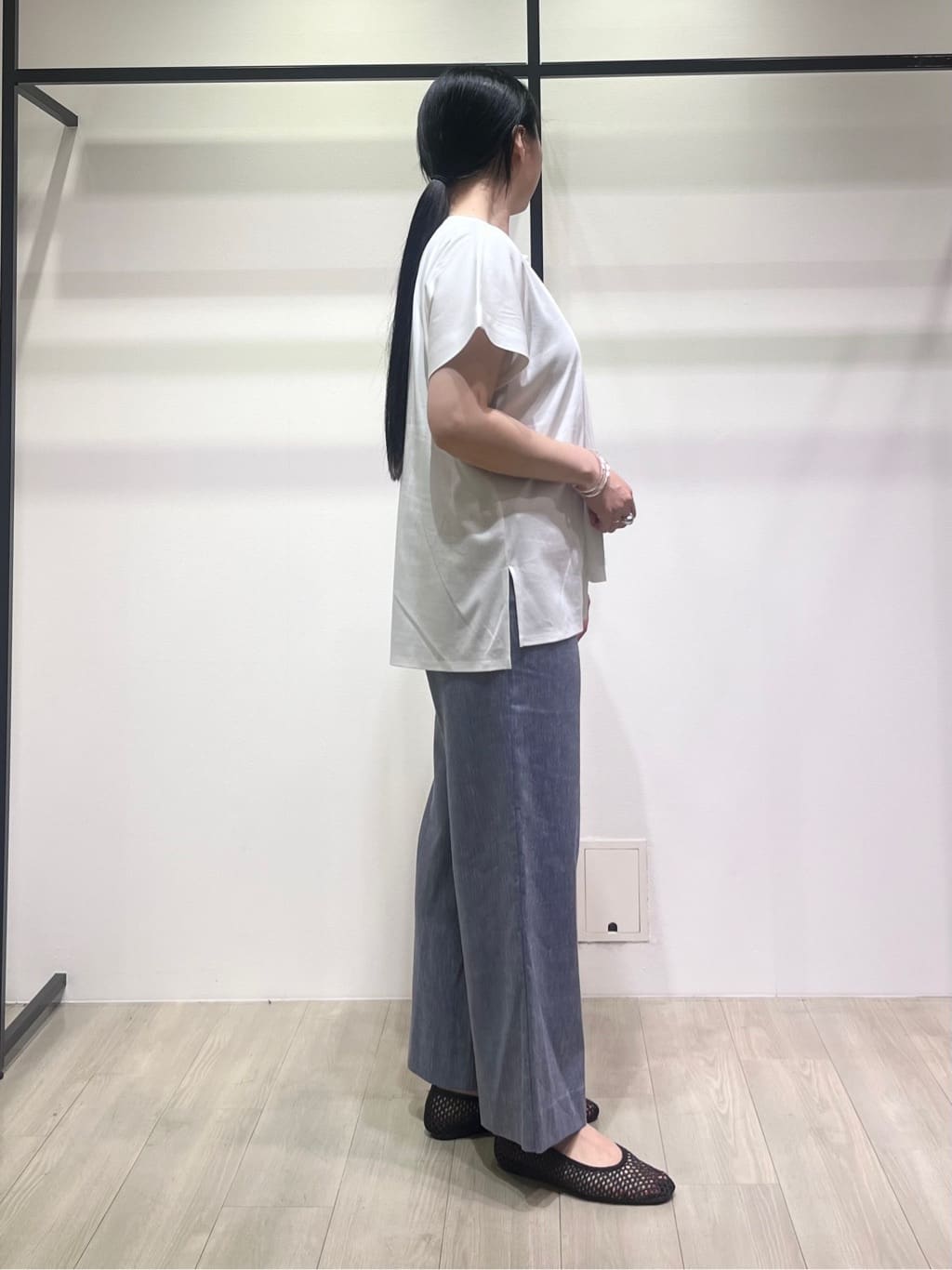 hasuさんの「INDIVI｜【洗える／汗ジミ防止】バイカラー＆アシメヘム Tシャツ」を使ったコーディネート