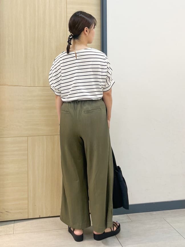 YOさんの「grove｜【接触冷感】見た目はきちんと、着心地はらくちん クロップドベイカーパンツ」を使ったコーディネート