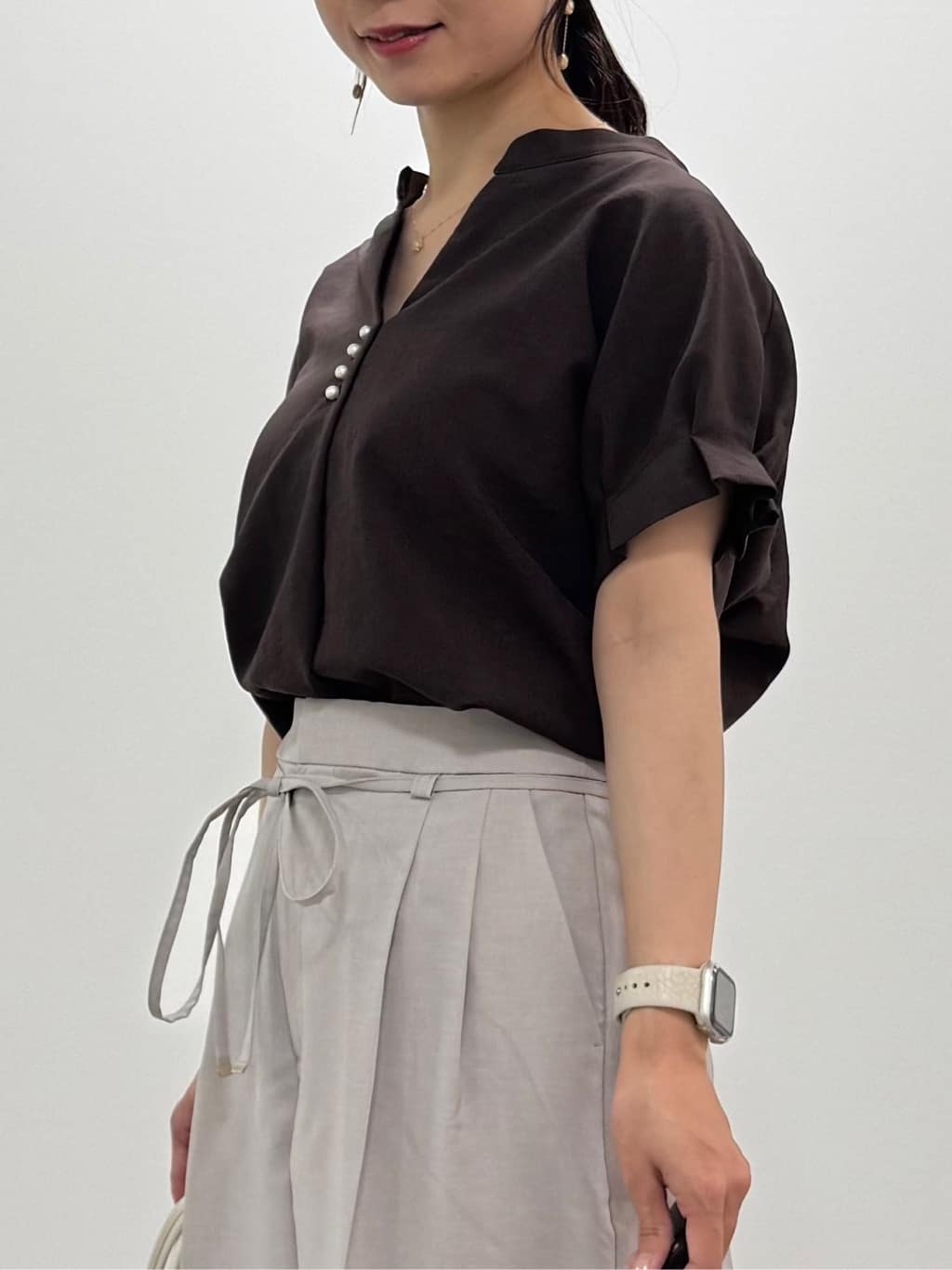 kozuさんの「index｜《7色展開／XS-LLサイズ》タックスリーブスキッパーブラウス【洗濯機洗い可／吸水速乾／抗ピル／防シ」を使ったコーディネート