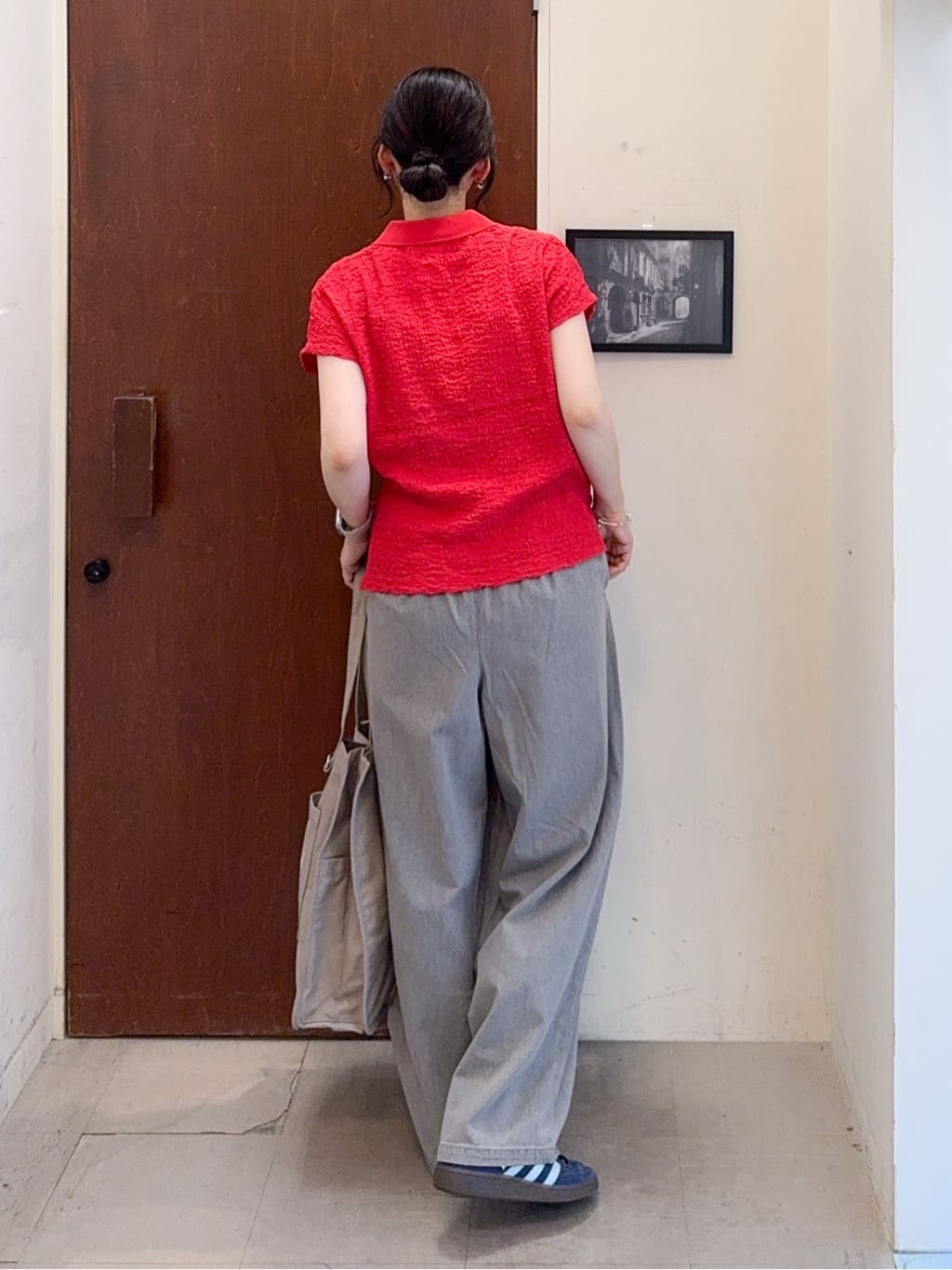 𝐇𝐢𝐫𝐨𝐦𝐢さんの「SHOO･LA･RUE｜【S-LL】一枚で着映え フレンチスリーブ ポロスキッパートップス」を使ったコーディネート