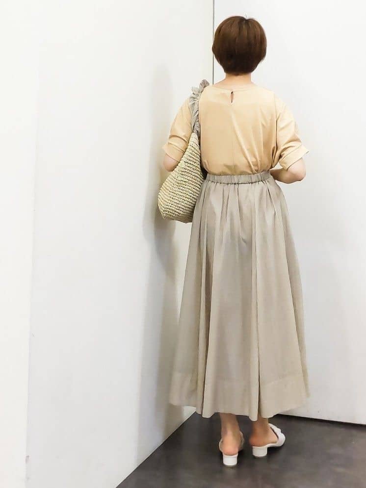 やまちゃんさんの「grove｜透け感がムードある 大人のタックギャザースカート」を使ったコーディネート