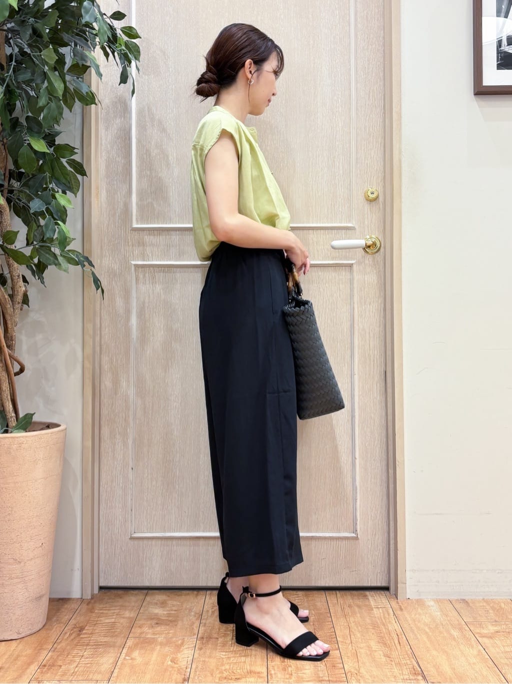 なみさんの「SHOO･LA･RUE｜【S-LL/洗濯後しわになりにくい】上品にきれい見え スラブギャザーブラウス」を使ったコーディネート