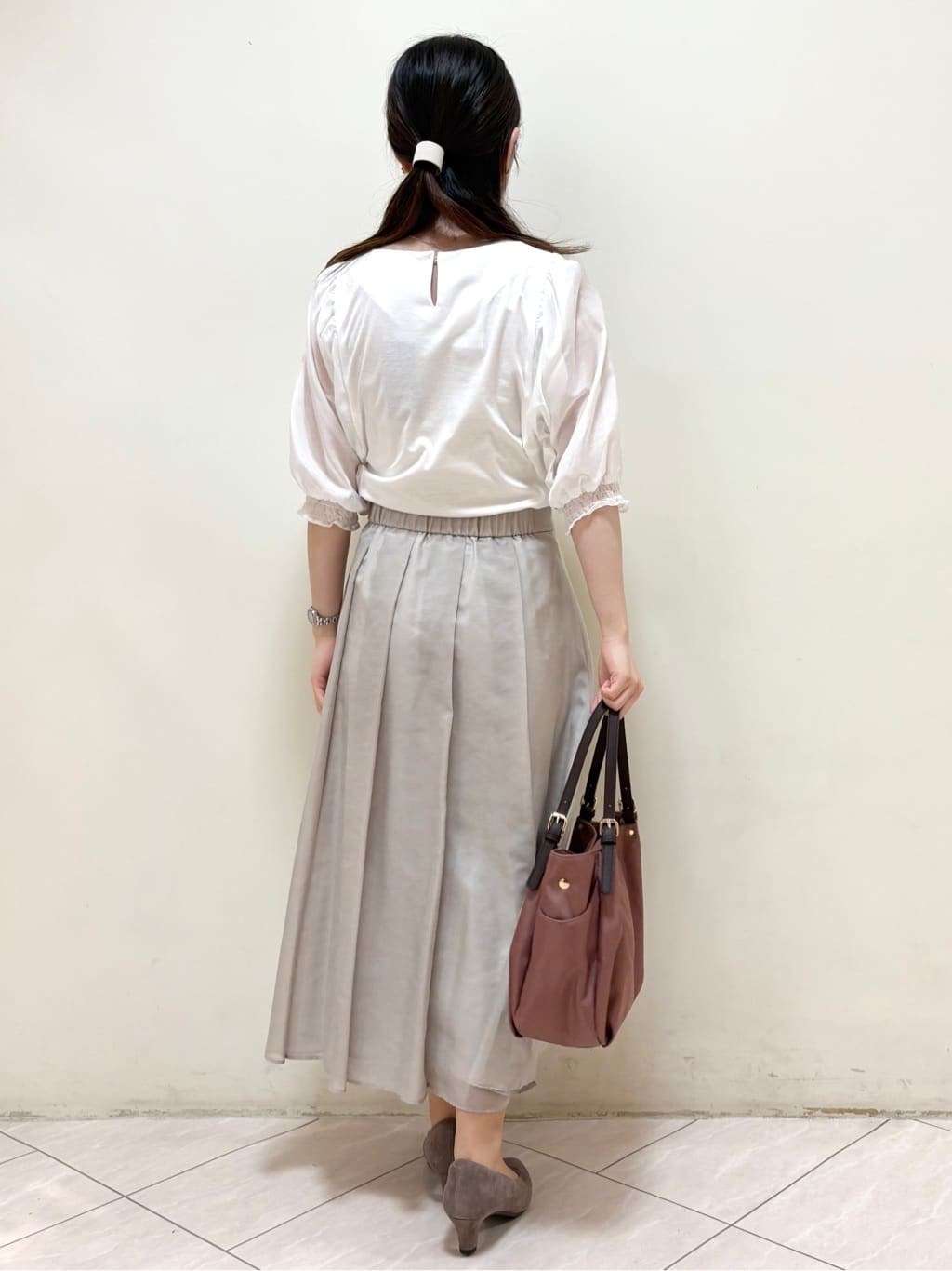 mikiさんの「Reflect｜【マシンウォッシュ可／セットアップ可】シアーボックスタックプリーツスカート」を使ったコーディネート