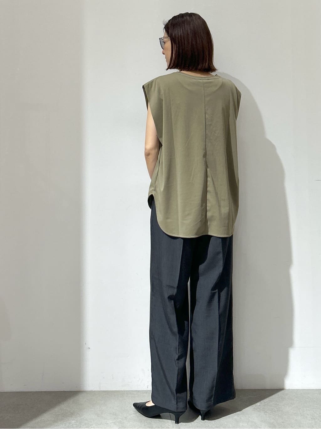 NAKAさんの「OPAQUE.CLIP｜ボクシーノースリーブカットソー【洗濯機洗い可】」を使ったコーディネート