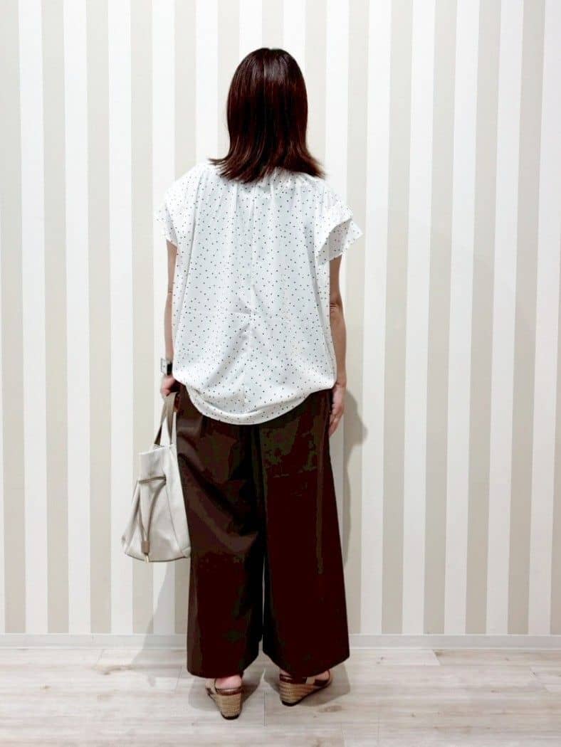 ゆーんさんの「SHOO･LA･RUE｜【S-LL/ひんやり】きちんと見えで好印象 ドット柄デザイントップス」を使ったコーディネート