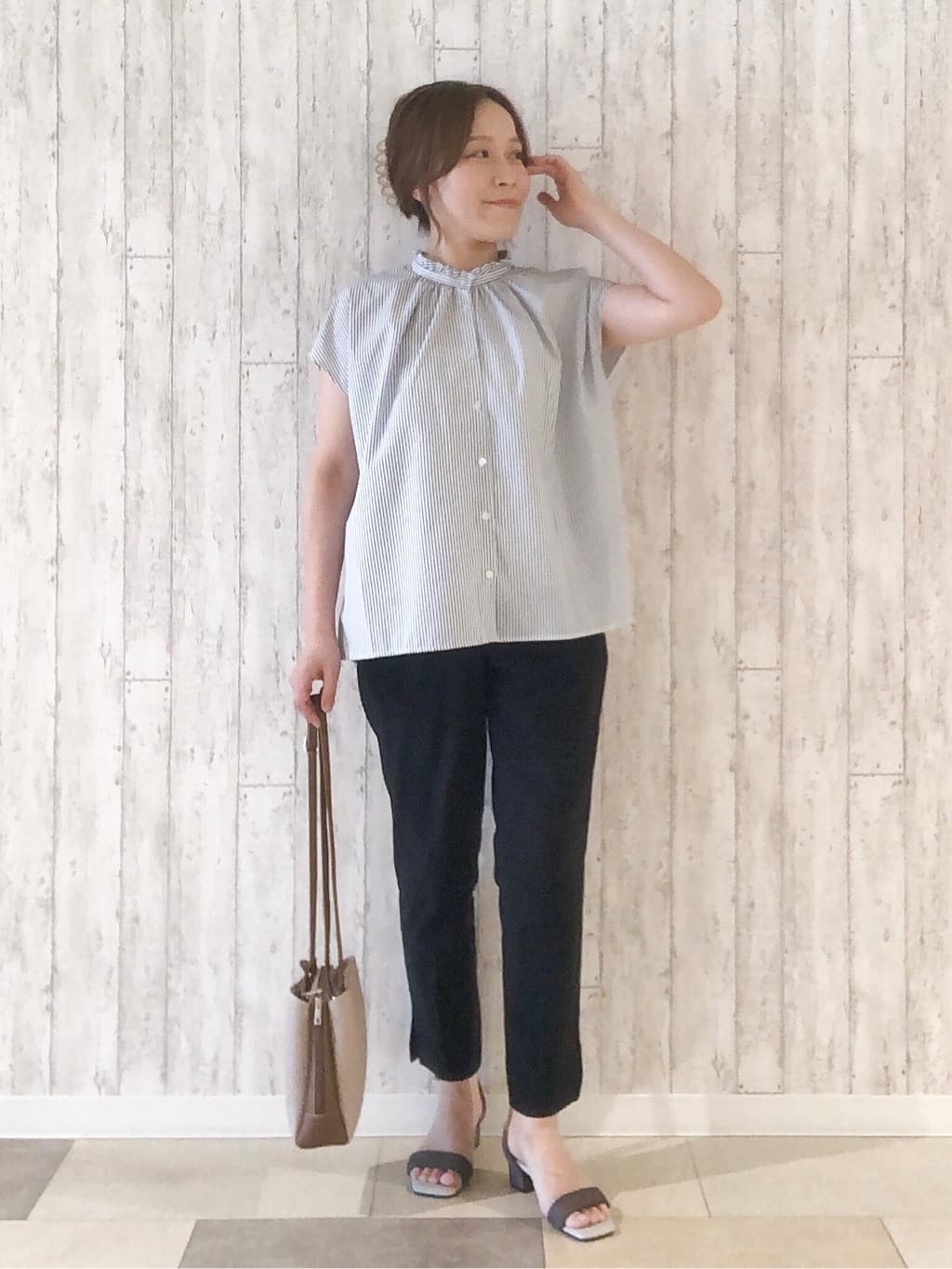 オリえもんさんの「SHOO･LA･RUE｜【洗える/S-LL】プチフリル襟が女性らしい フレンチスリーブシャツ」を使ったコーディネート