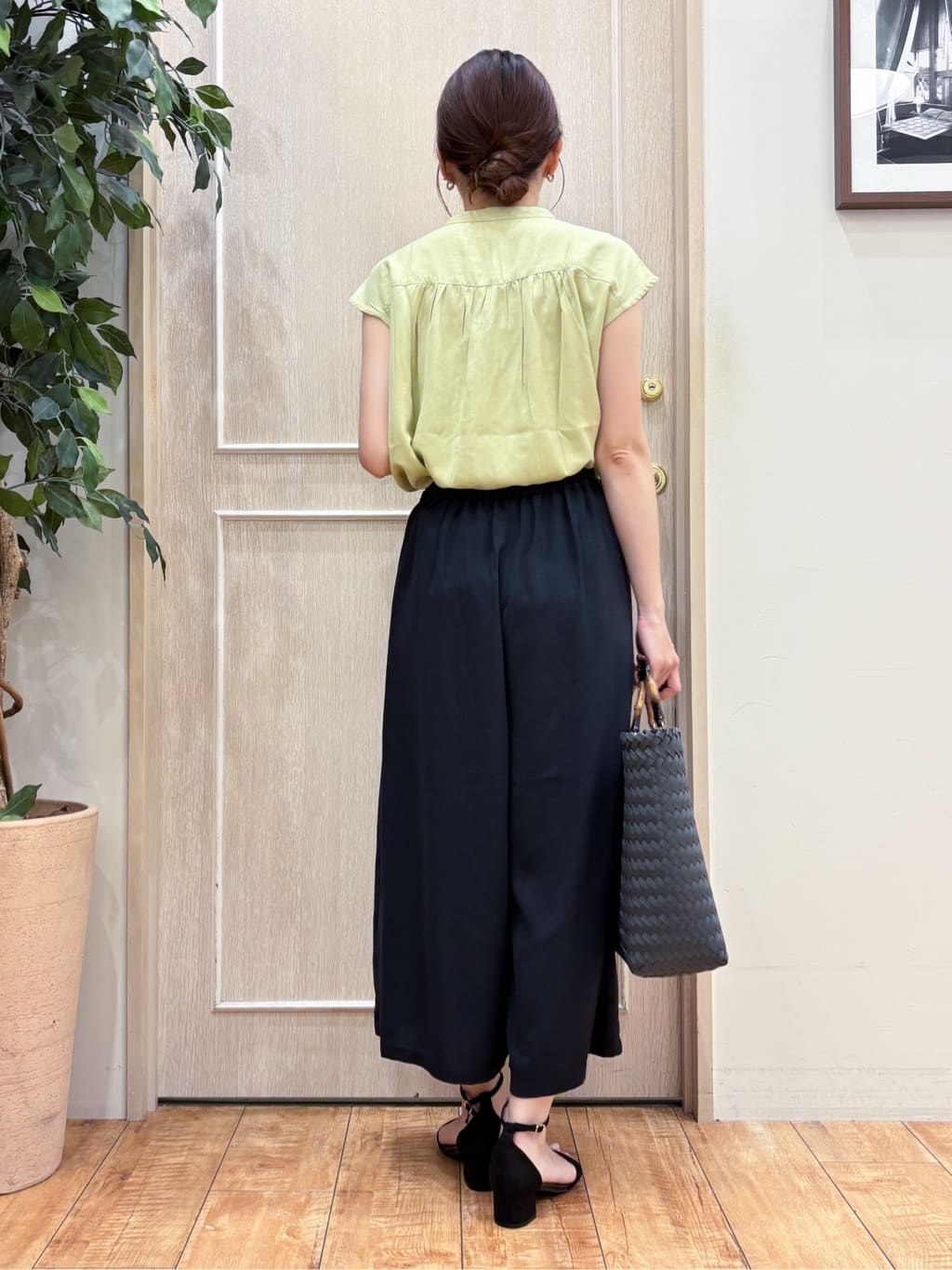 なみさんの「SHOO･LA･RUE｜【S-LL/洗濯後しわになりにくい】上品にきれい見え スラブギャザーブラウス」を使ったコーディネート