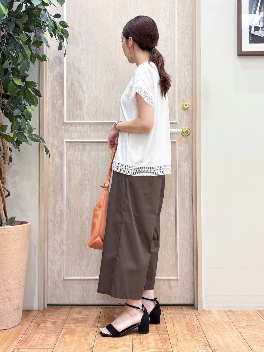 なみさんの「SHOO･LA･RUE｜【S-LL/ひんやり】インせず決まる 楽してきれいなレース付きトップス」を使ったコーディネート