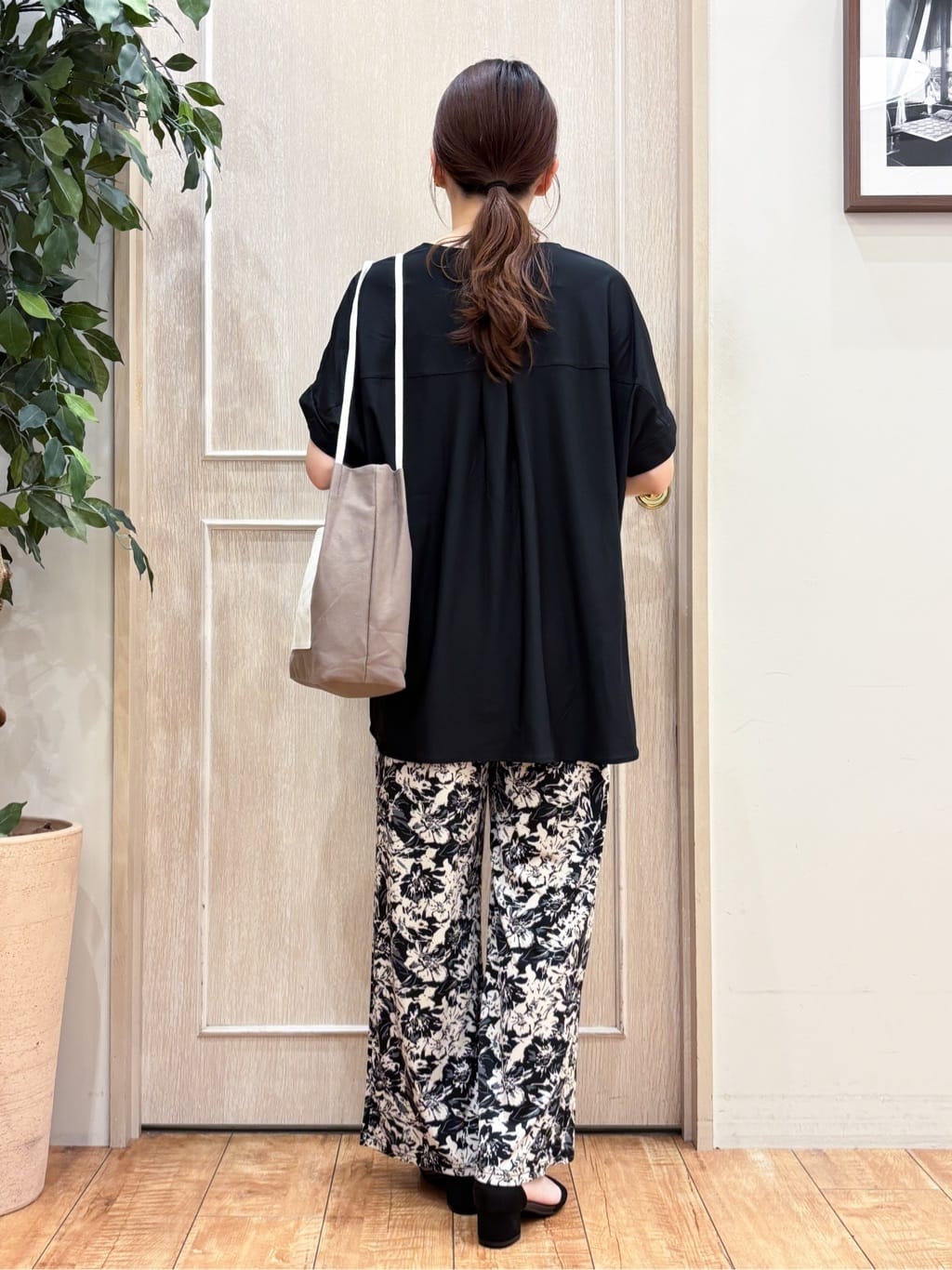 なみさんの「SHOO･LA･RUE｜【S-LL】さらりとしたタッチが上品見え ワンボタンデザイン トップス」を使ったコーディネート