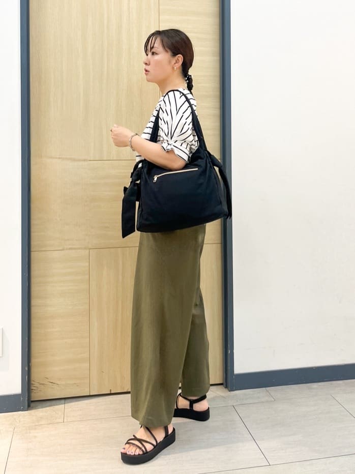 YOさんの「grove｜【接触冷感】見た目はきちんと、着心地はらくちん クロップドベイカーパンツ」を使ったコーディネート