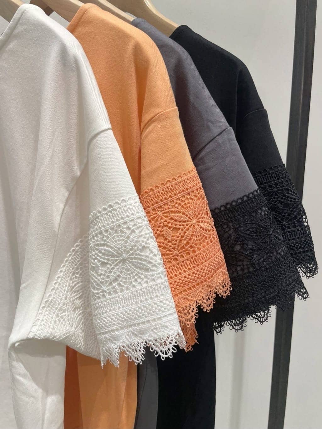 ＷＡさんの「grove｜【洗える/二の腕カバー】上品なレースで叶える、きちんと見えの夏Tシャツ」を使ったコーディネート